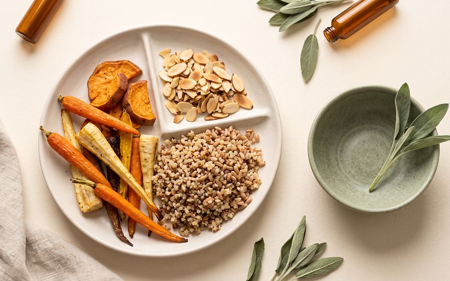 Plato con porciones medidas de verduras, granos y almendras